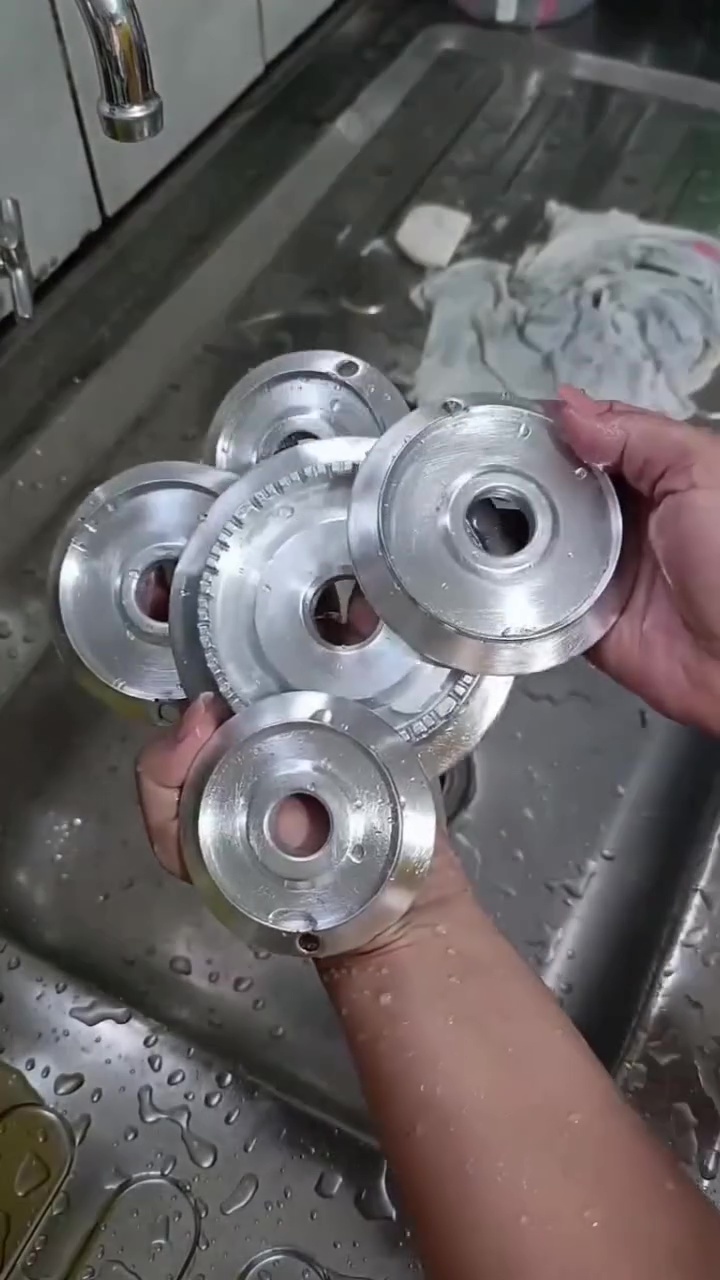 Burner kompor gas berkarat jadi susah dibersihkan? Coba rendam dengan larutan bahan dapur ini
