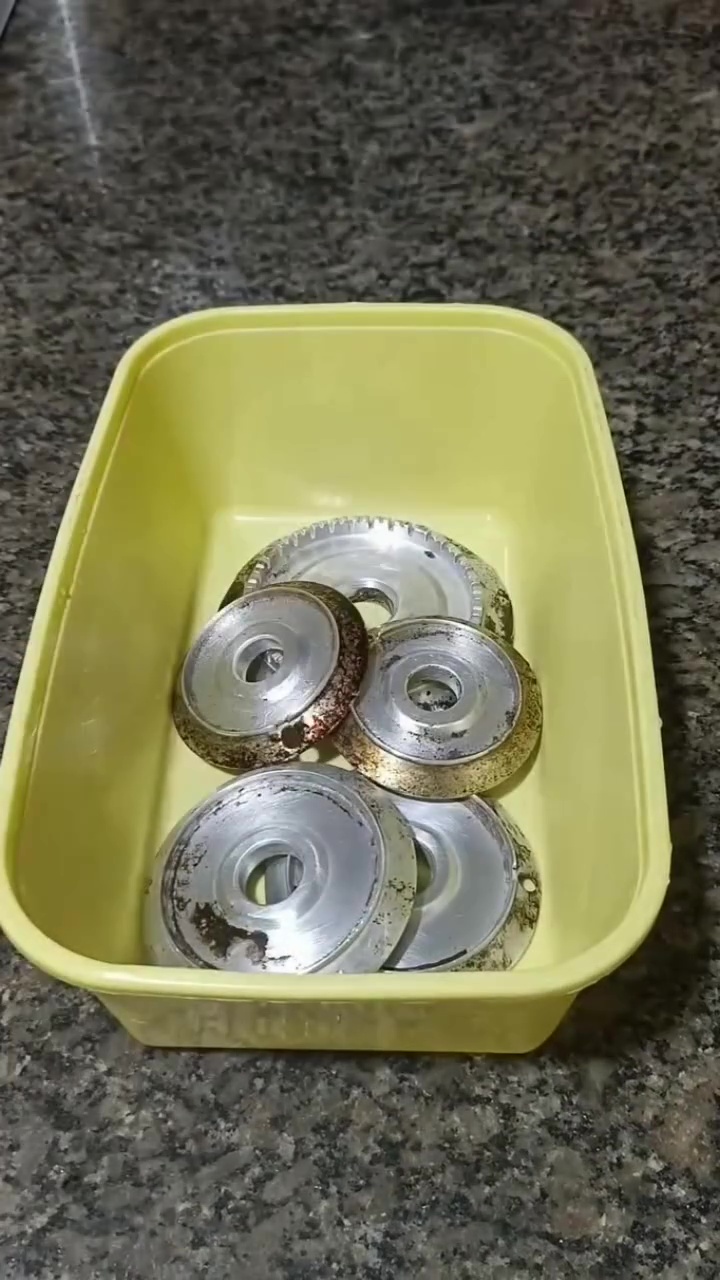 Burner kompor gas berkarat jadi susah dibersihkan? Coba rendam dengan larutan bahan dapur ini