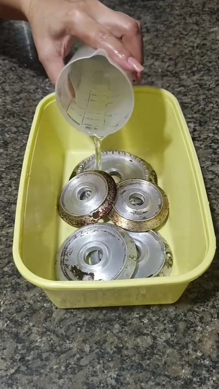 Burner kompor gas berkarat jadi susah dibersihkan? Coba rendam dengan larutan bahan dapur ini