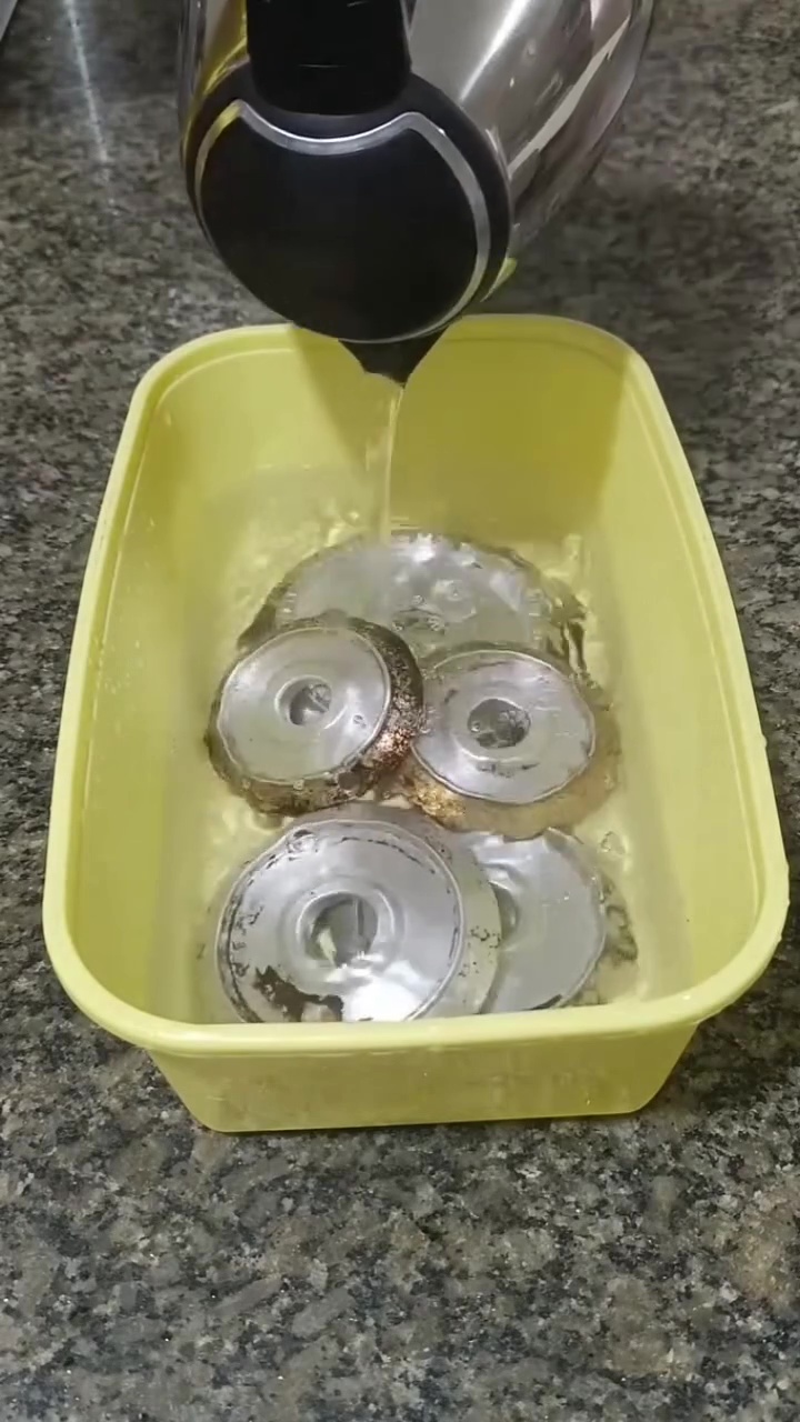 Burner kompor gas berkarat jadi susah dibersihkan? Coba rendam dengan larutan bahan dapur ini