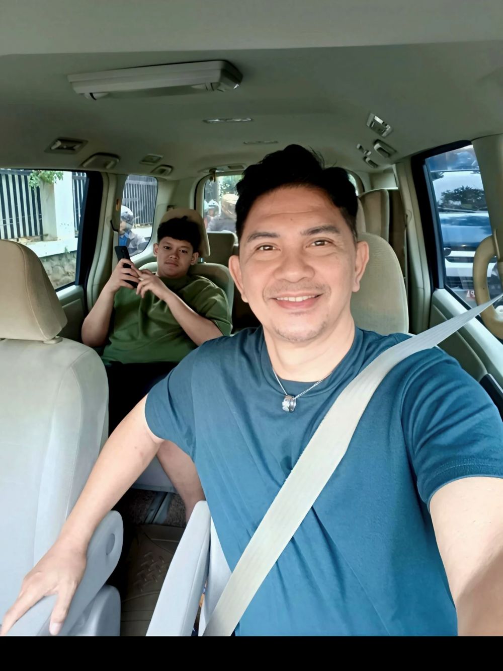 9 Potret kebersamaan Ronnie Sianturi dan anak angkatnya yang beda keyakinan, toleransinya panen pujian