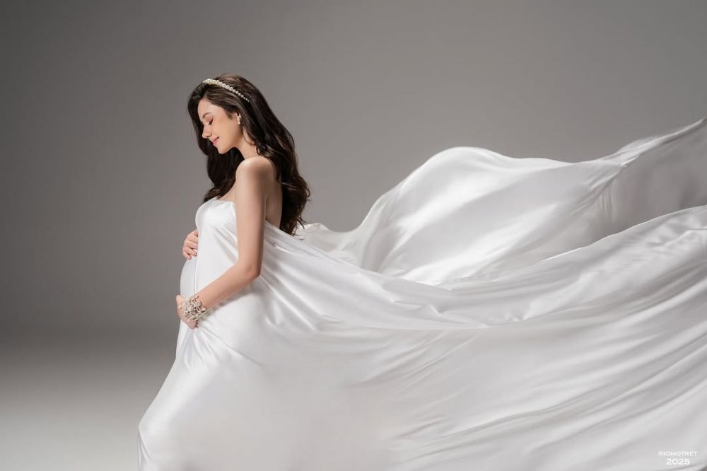 9 Potret maternity shoot Billy Syahputra dan Vika Kolesnaya bergaya simpel tapi elegan