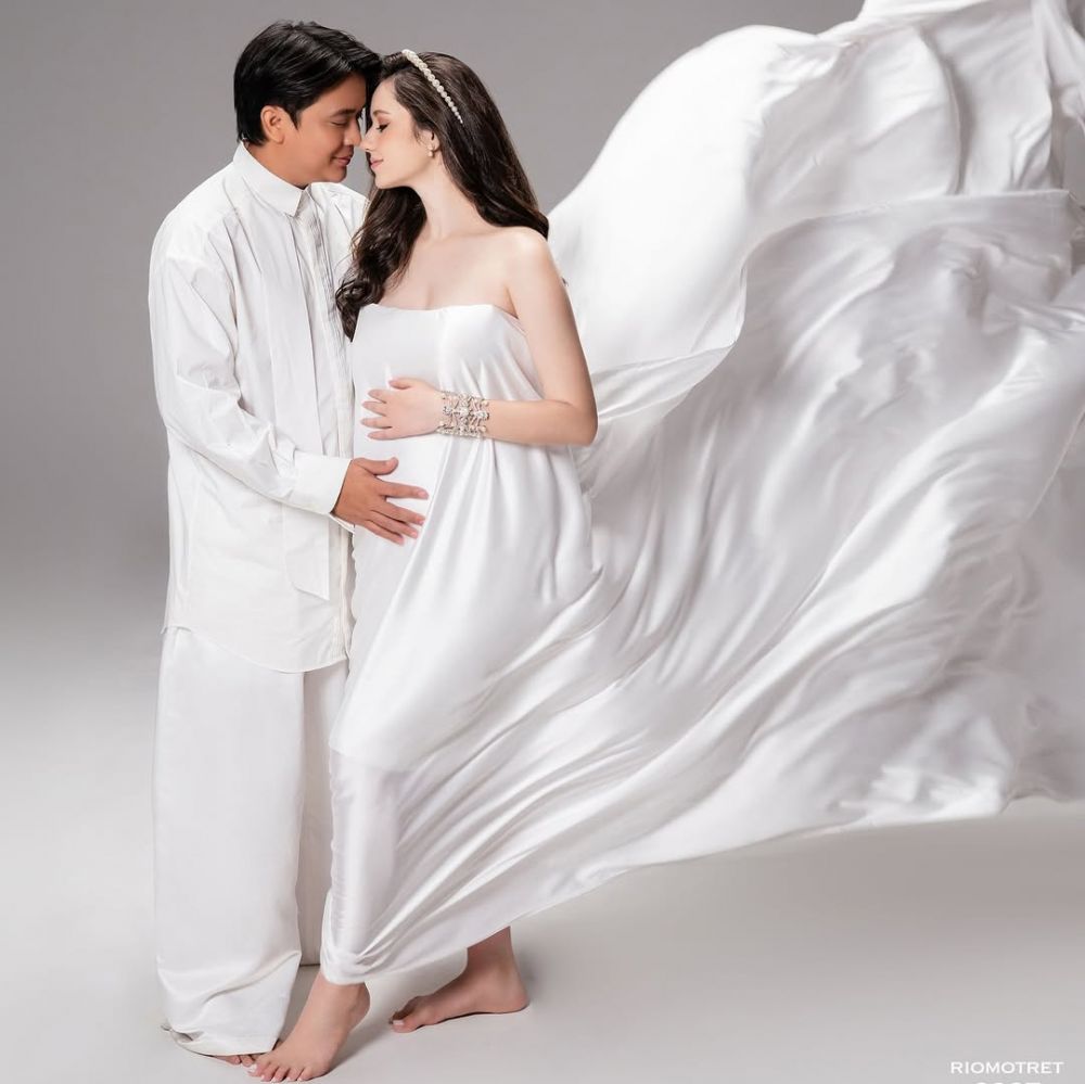 9 Potret maternity shoot Billy Syahputra dan Vika Kolesnaya bergaya simpel tapi elegan