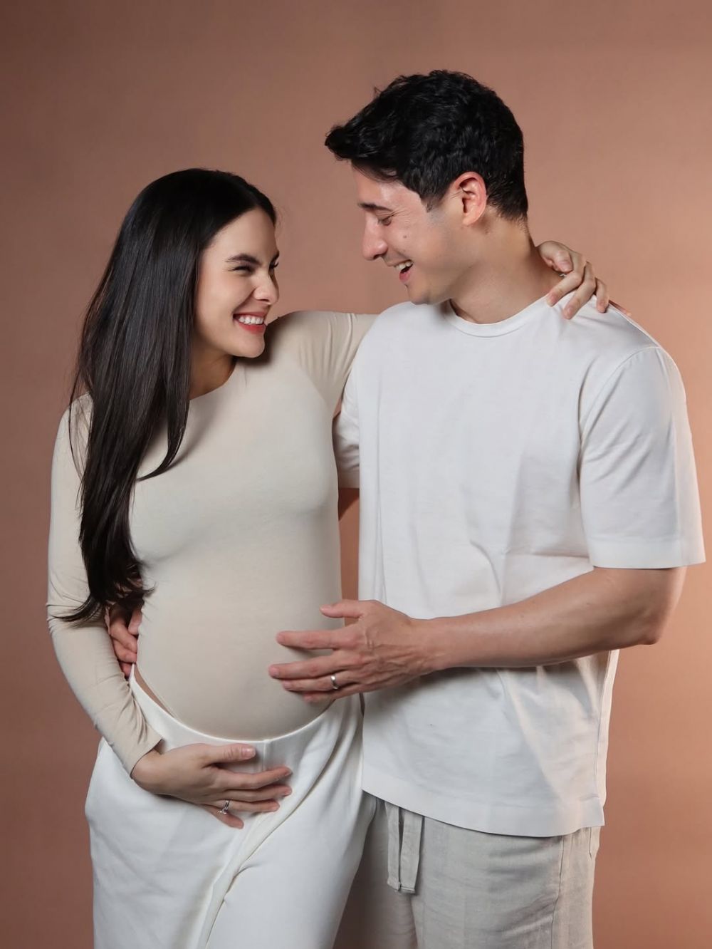 9 Potret Nino Fernandez dan Steffi Zamora umumkan kehamilan anak pertama, sudah pamer baby bump