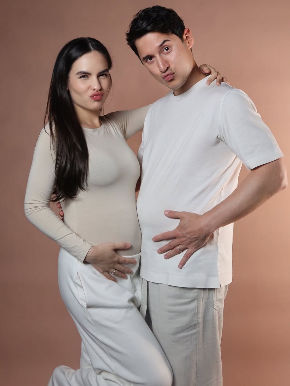 9 Potret Nino Fernandez dan Steffi Zamora umumkan kehamilan anak pertama, sudah pamer baby bump