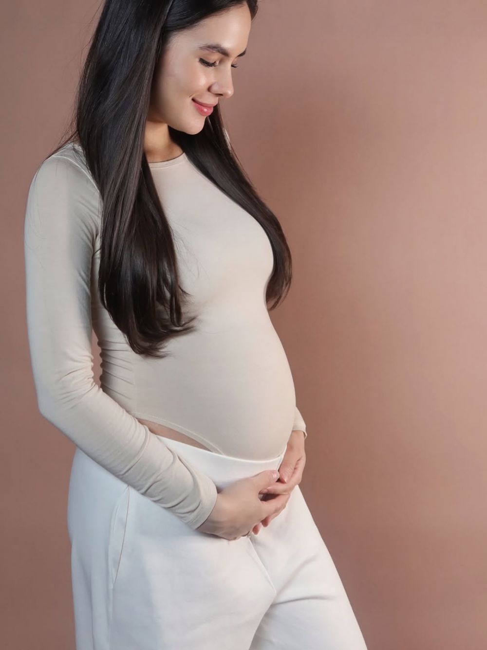 9 Potret Nino Fernandez dan Steffi Zamora umumkan kehamilan anak pertama, sudah pamer baby bump