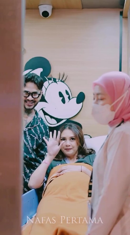 9 Potret Onadio Leonardo temani Beby Prisillia melahirkan anak kedua, menangis saat lihat buah hati