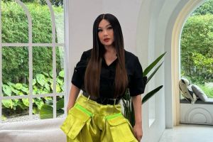 Interiornya estetik, intip 5 potret ruang tengah rumah Titi DJ, piala penghargaan terpajang rapi