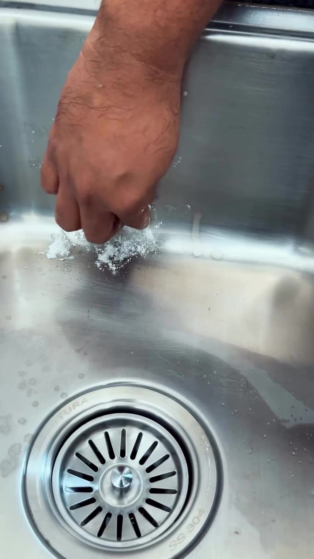 Wastafel dapur penuh noda dan karat? Coba bersihkan dengan 2 bahan dapur ini biar kinclong lagi