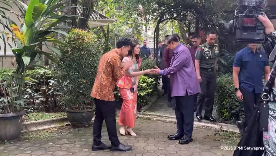 9 Momen Gibran Rakabuming Raka dan Selvi Ananda ke rumah SBY, ucapkan ultah sembari cium tangan