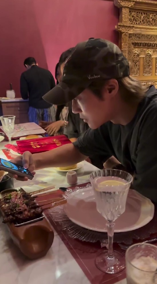 9 Potret Ricky Cuaca makan malam bareng Kim Hyun-joong BBF, oleh-olehnya jadi sorotan