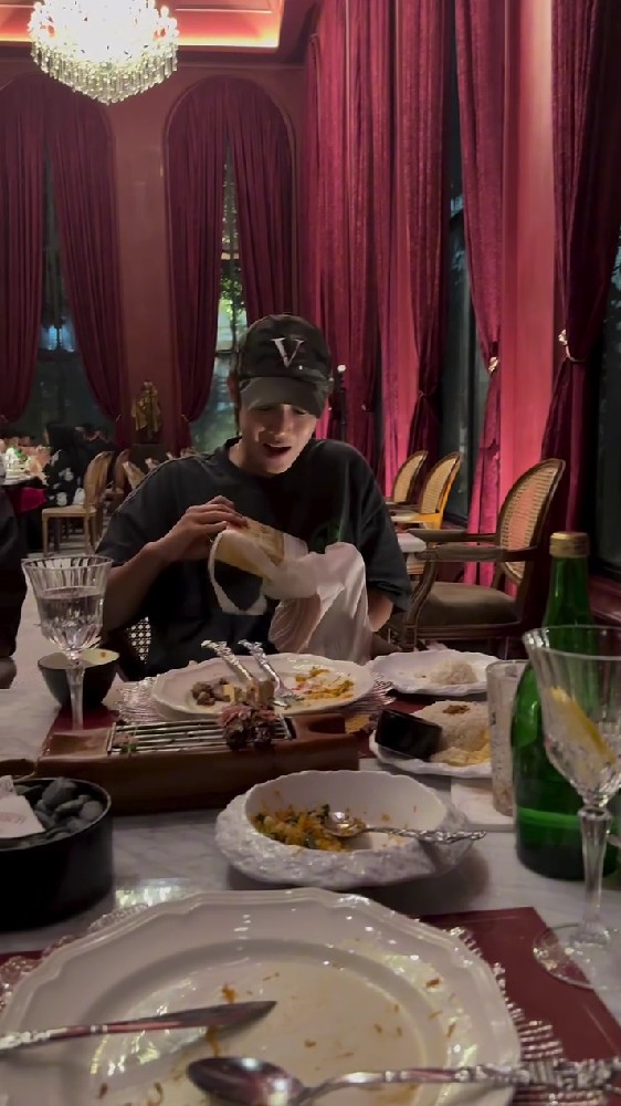 9 Potret Ricky Cuaca makan malam bareng Kim Hyun-joong BBF, oleh-olehnya jadi sorotan