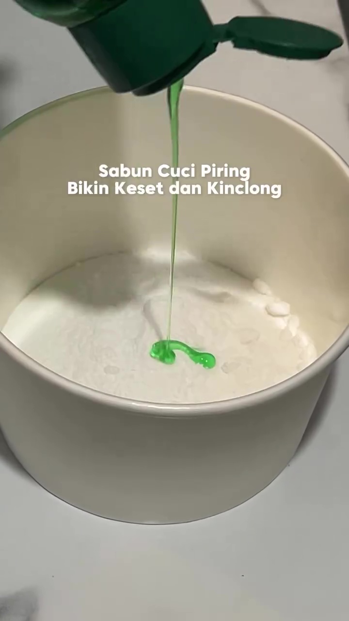 Sering bikin buram, ini cara mudah bersihkan kerak dan jamur di kaca kamar mandi pakai 2 bahan dapur