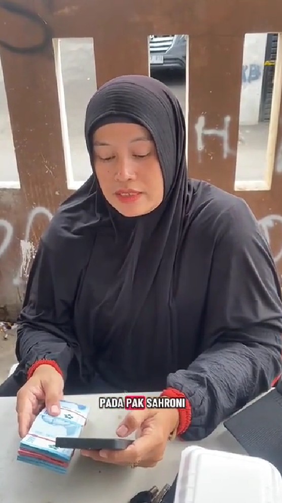 Merasa bersalah, viral emak-emak kembalikan uang dolar milik Sahroni yang dijarah anaknya