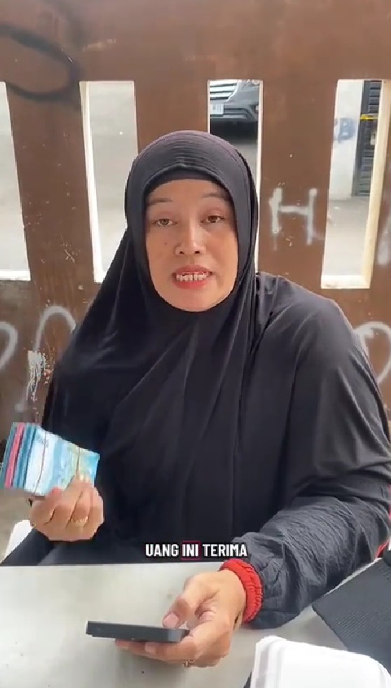 Merasa bersalah, viral emak-emak kembalikan uang dolar milik Sahroni yang dijarah anaknya