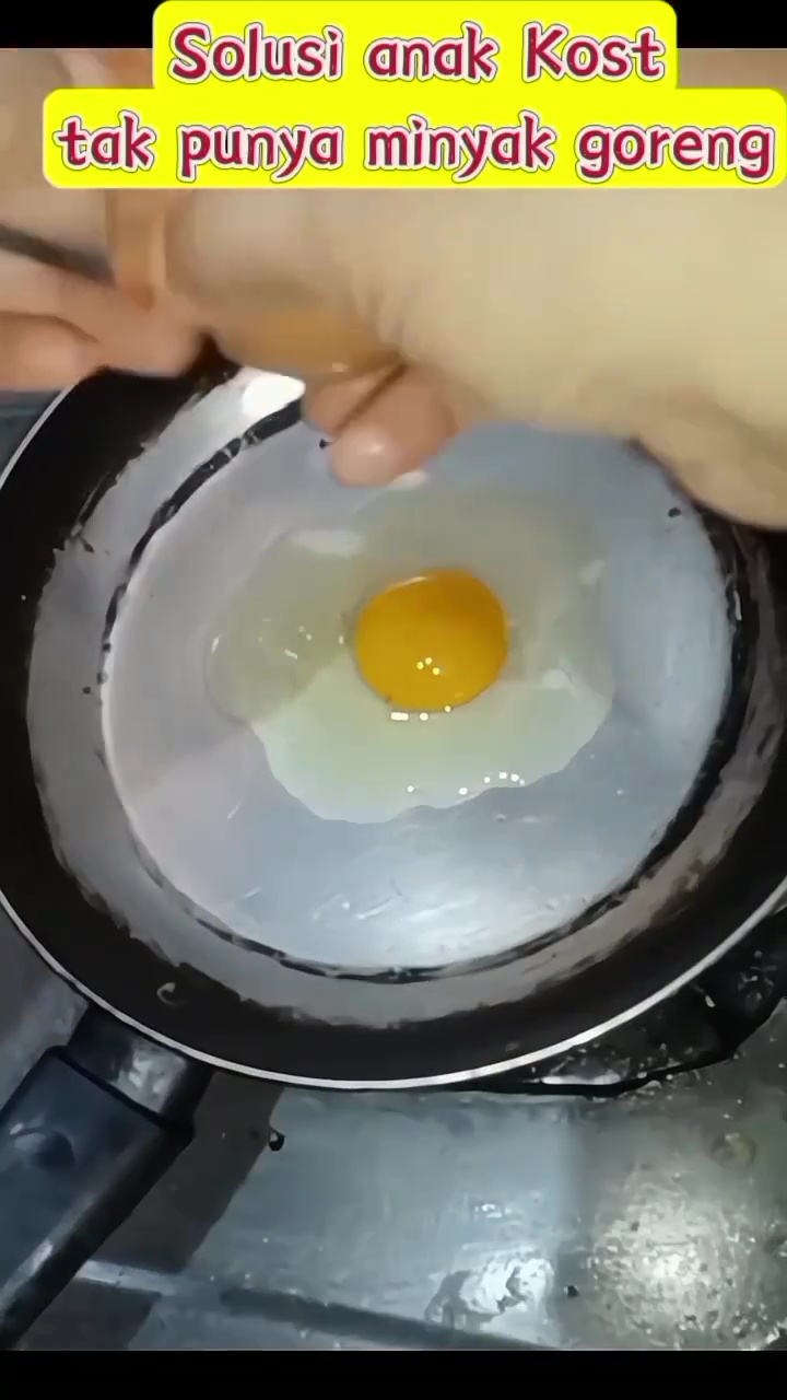 Kehabisan stok minyak goreng? Tenang! Coba cara ini saat hendak menggoreng makanan biar antigosong