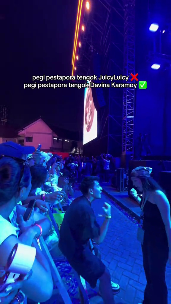 Kepergok mesra di Pestapora, 9 potret Rey Bong dan Davina Karamoy ini ternyata cuma sahabatan