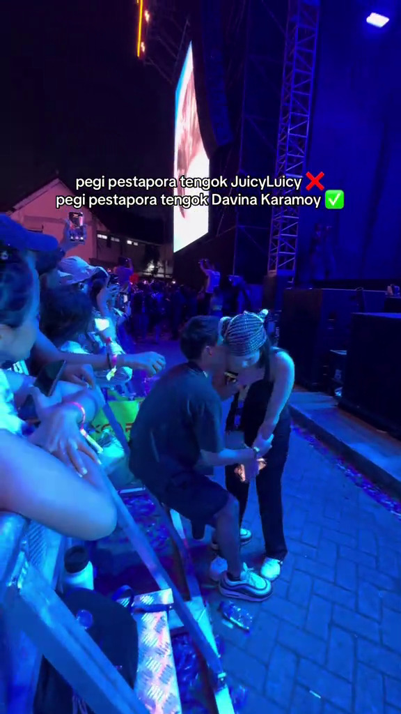 Kepergok mesra di Pestapora, 9 potret Rey Bong dan Davina Karamoy ini ternyata cuma sahabatan