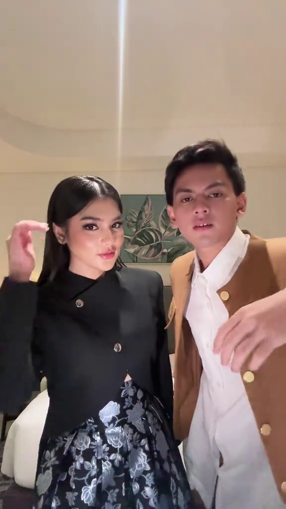 Kepergok mesra di Pestapora, 9 potret Rey Bong dan Davina Karamoy ini ternyata cuma sahabatan