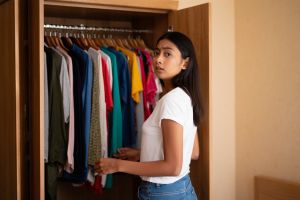 5 Tips fashion simpel, cara bikin outfit lama terlihat baru lagi