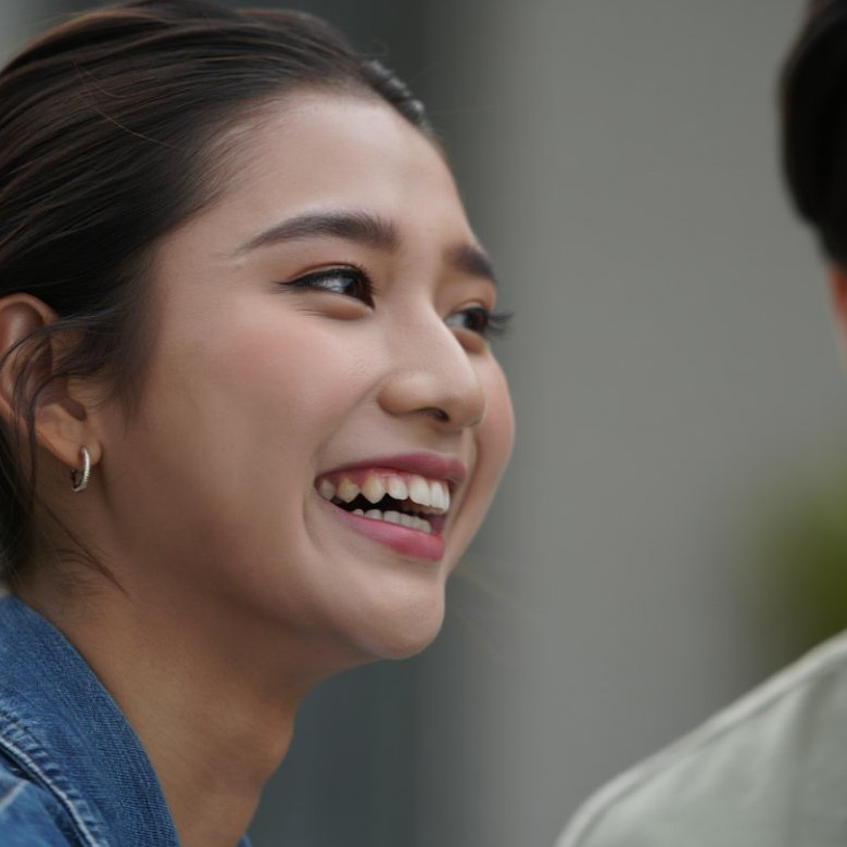 50 Pantun kiasan cinta puitis terbaru 2025, lucu tapi romantis