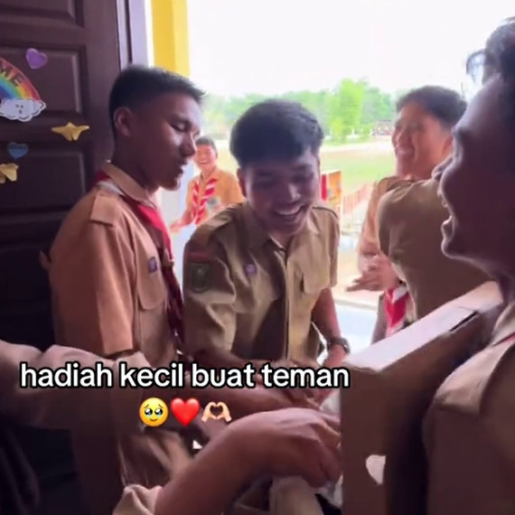 Momen satu kelas kompak patungan beli sepatu untuk temannya, reaksi saat diberi kejutan bikin haru