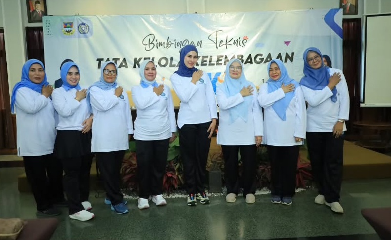 Jadi istri pejabat, 9 potret Syahnaz Sadiqah kini aktif ikut kegiatan bareng ibu-ibu PKK ini akrab pol