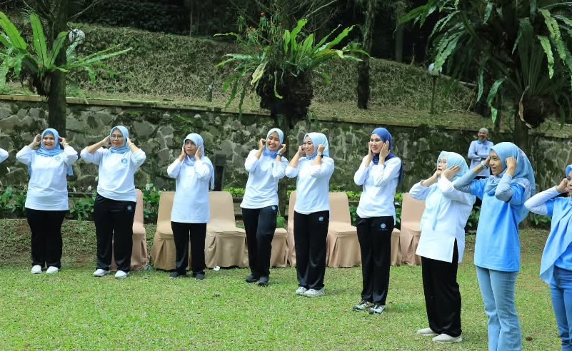 Jadi istri pejabat, 9 potret Syahnaz Sadiqah kini aktif ikut kegiatan bareng ibu-ibu PKK ini akrab pol