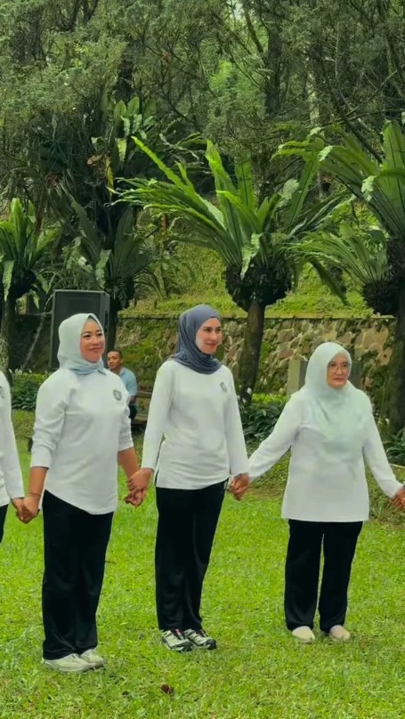 Jadi istri pejabat, 9 potret Syahnaz Sadiqah kini aktif ikut kegiatan bareng ibu-ibu PKK ini akrab pol