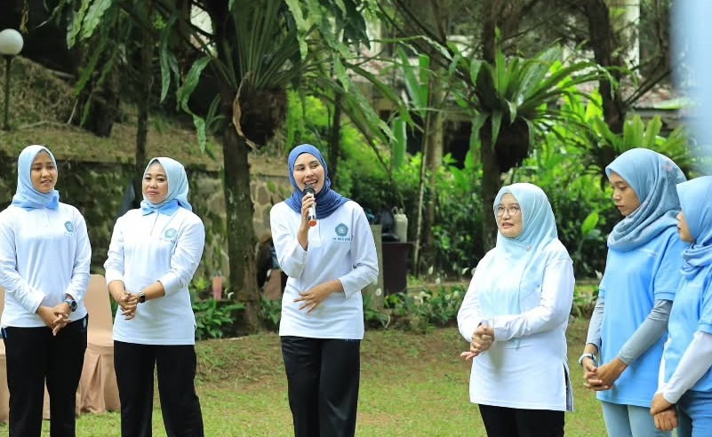 Jadi istri pejabat, 9 potret Syahnaz Sadiqah kini aktif ikut kegiatan bareng ibu-ibu PKK ini akrab pol