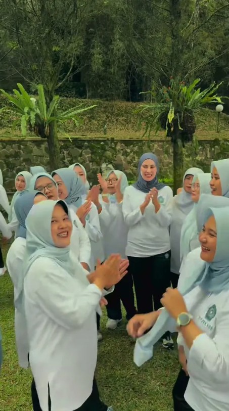 Jadi istri pejabat, 9 potret Syahnaz Sadiqah kini aktif ikut kegiatan bareng ibu-ibu PKK ini akrab pol