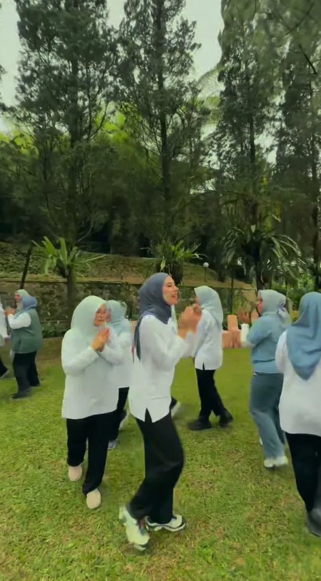 Jadi istri pejabat, 9 potret Syahnaz Sadiqah kini aktif ikut kegiatan bareng ibu-ibu PKK ini akrab pol