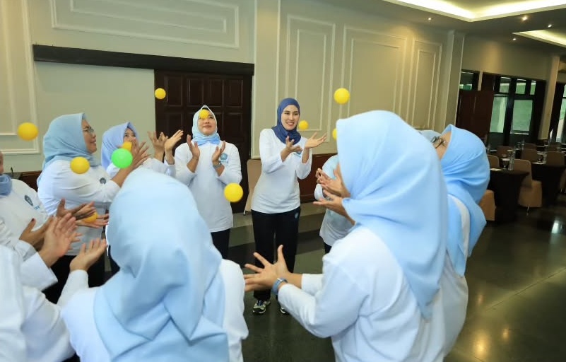 Jadi istri pejabat, 9 potret Syahnaz Sadiqah kini aktif ikut kegiatan bareng ibu-ibu PKK ini akrab pol