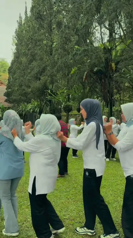 Jadi istri pejabat, 9 potret Syahnaz Sadiqah kini aktif ikut kegiatan bareng ibu-ibu PKK ini akrab pol