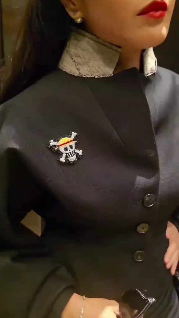 9 Potret Dian Sastro hadiri Toronto Film Festival 2025, tampil berani pakai pin One Piece