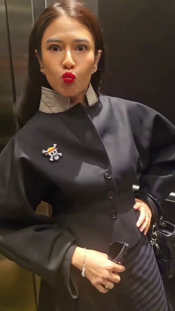 9 Potret Dian Sastro hadiri Toronto Film Festival 2025, tampil berani pakai pin One Piece