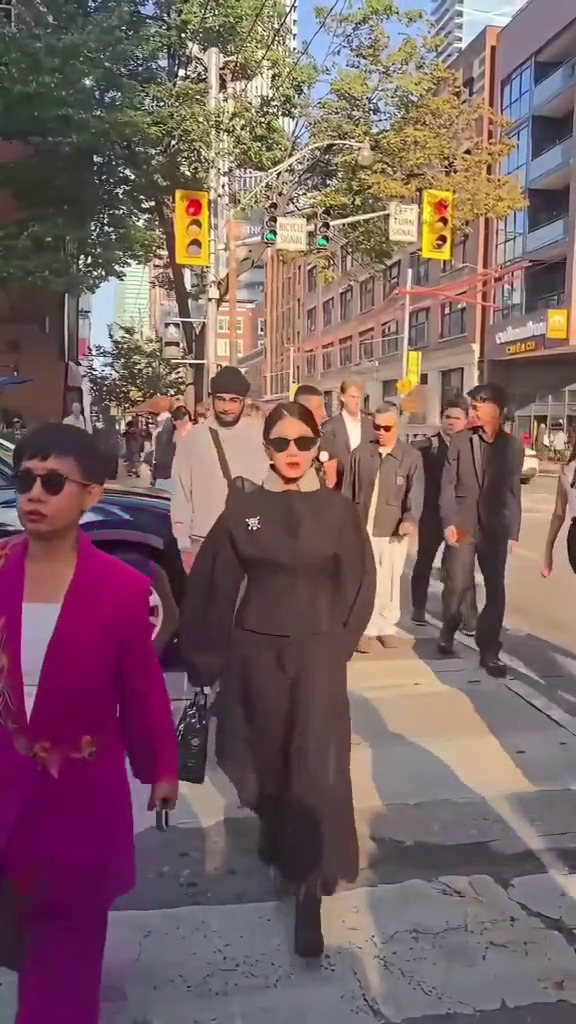 9 Potret Dian Sastro hadiri Toronto Film Festival 2025, tampil berani pakai pin One Piece