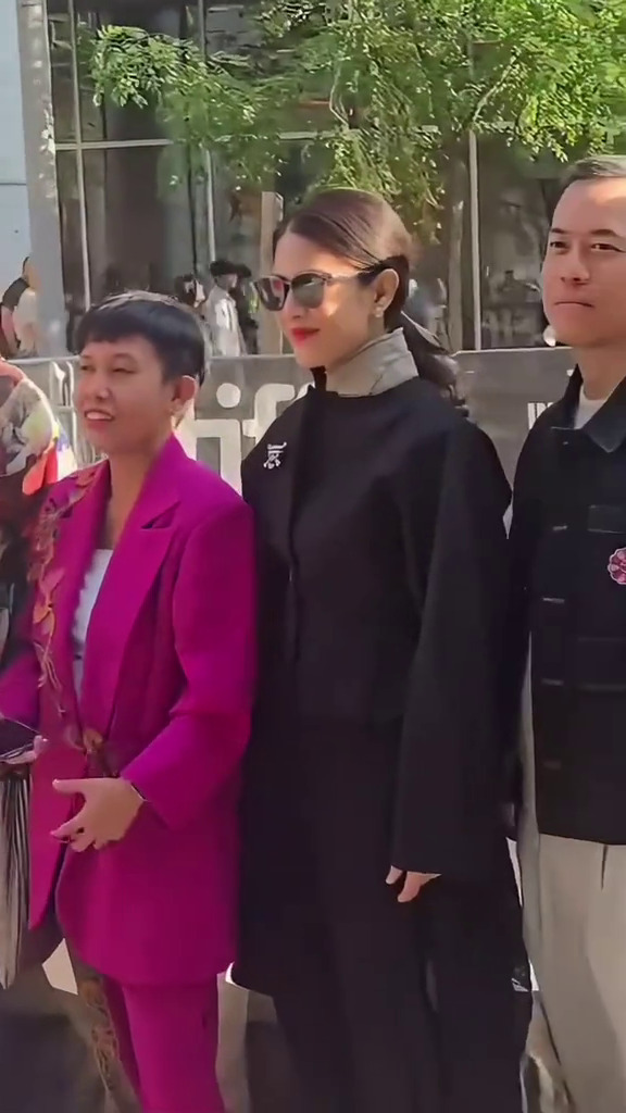 9 Potret Dian Sastro hadiri Toronto Film Festival 2025, tampil berani pakai pin One Piece