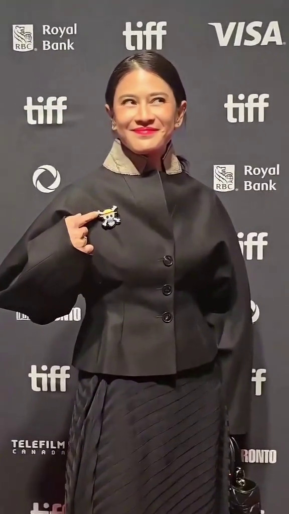 9 Potret Dian Sastro hadiri Toronto Film Festival 2025, tampil berani pakai pin One Piece