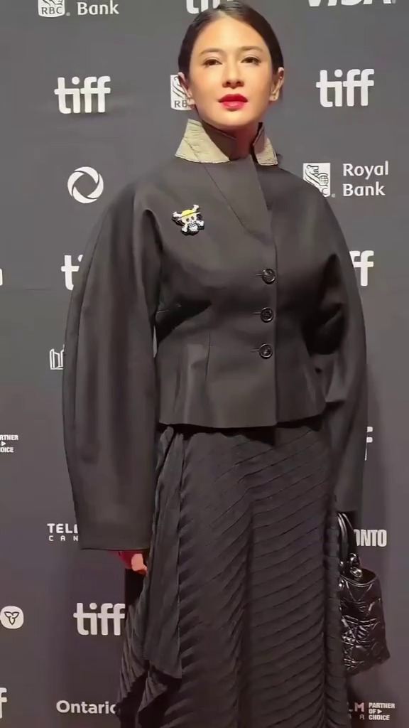 9 Potret Dian Sastro hadiri Toronto Film Festival 2025, tampil berani pakai pin One Piece