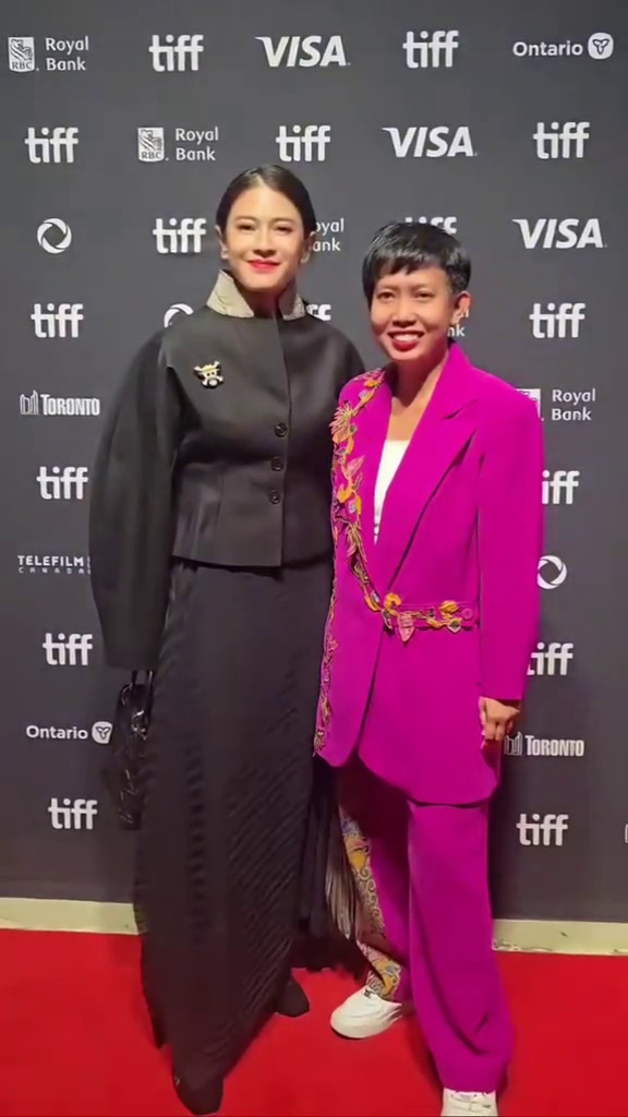 9 Potret Dian Sastro hadiri Toronto Film Festival 2025, tampil berani pakai pin One Piece