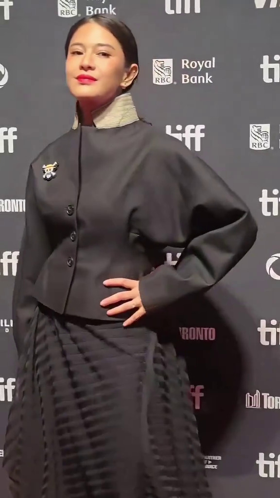9 Potret Dian Sastro hadiri Toronto Film Festival 2025, tampil berani pakai pin One Piece
