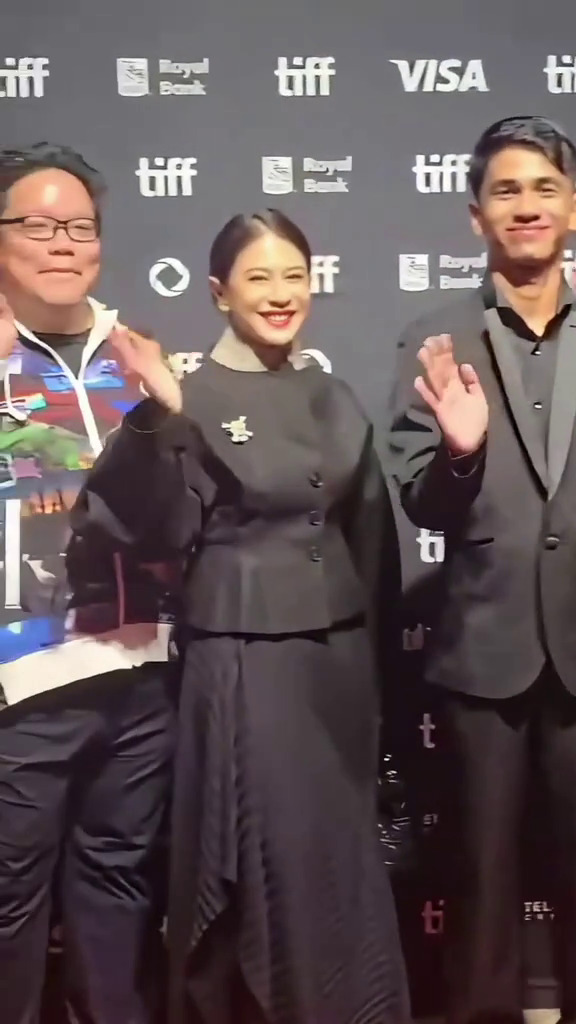 9 Potret Dian Sastro hadiri Toronto Film Festival 2025, tampil berani pakai pin One Piece