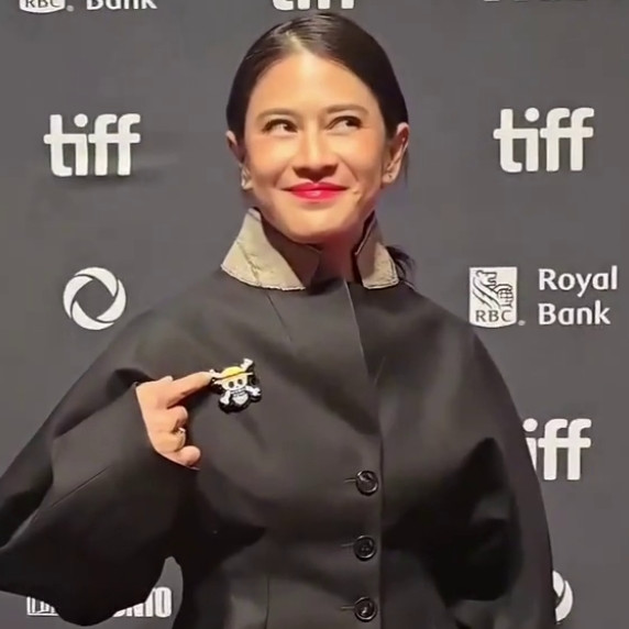 9 Potret Dian Sastro hadiri Toronto Film Festival 2025, tampil berani pakai pin One Piece