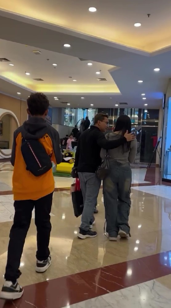 Jalan bareng anak, 9 potret Sahrul Gunawan dan Raihana Zemma saat di mall ini malah dikira pacaran