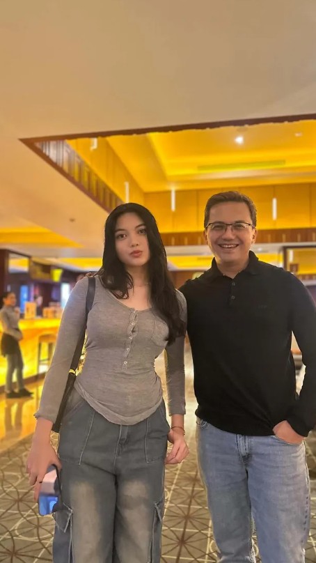 Jalan bareng anak, 9 potret Sahrul Gunawan dan Raihana Zemma saat di mall ini malah dikira pacaran