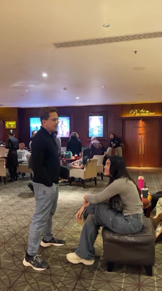 Jalan bareng anak, 9 potret Sahrul Gunawan dan Raihana Zemma saat di mall ini malah dikira pacaran