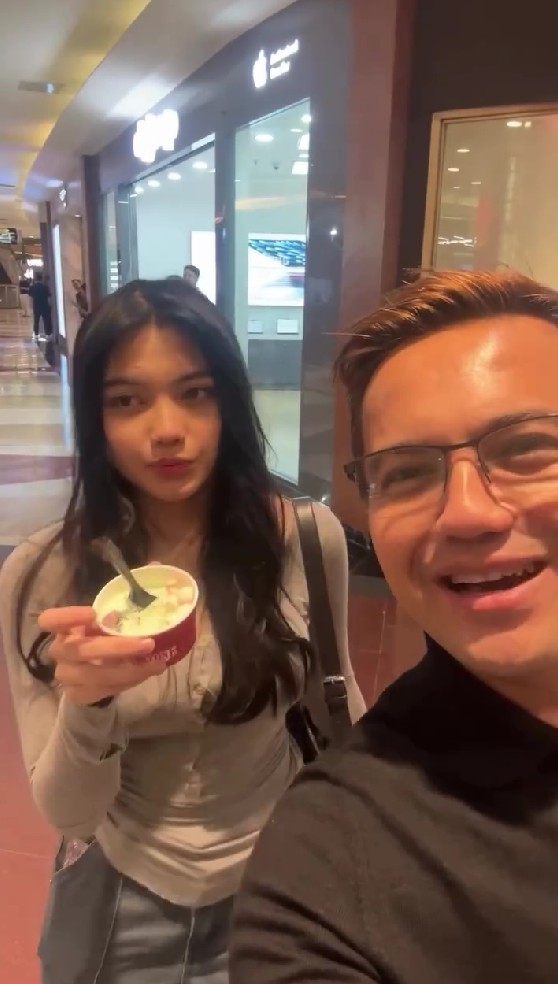 Jalan bareng anak, 9 potret Sahrul Gunawan dan Raihana Zemma saat di mall ini malah dikira pacaran