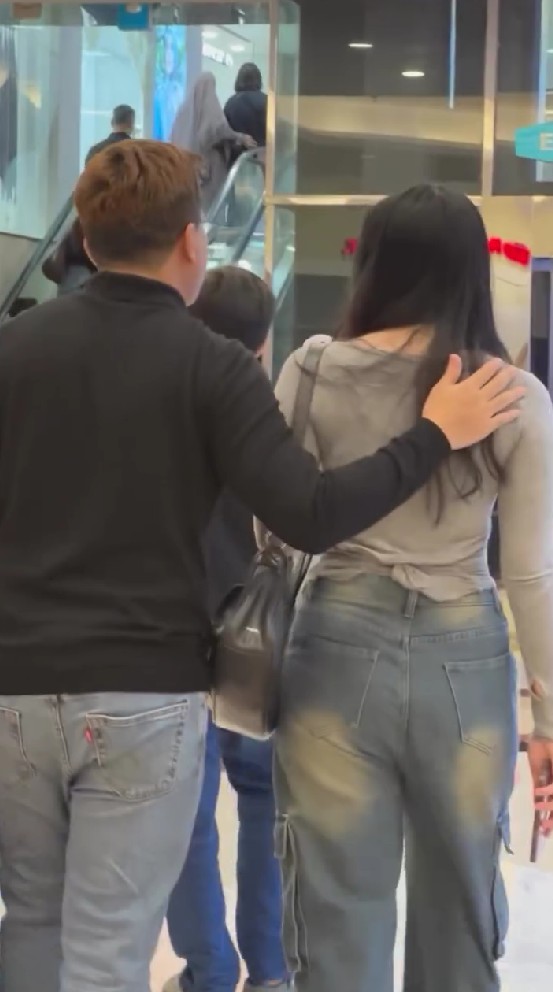 Jalan bareng anak, 9 potret Sahrul Gunawan dan Raihana Zemma saat di mall ini malah dikira pacaran