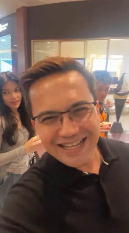 Jalan bareng anak, 9 potret Sahrul Gunawan dan Raihana Zemma saat di mall ini malah dikira pacaran